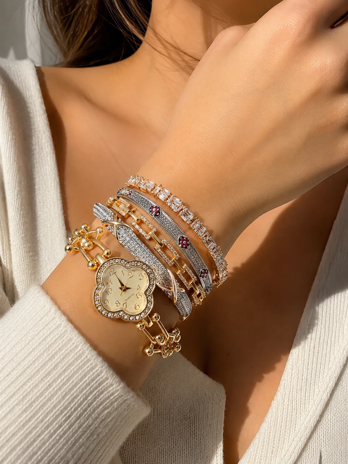 Pulseiras e relógio dourado selecionados pela Love